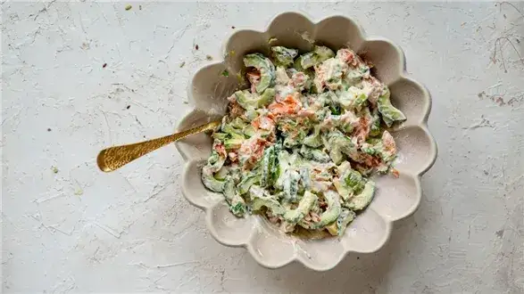 Szybkie i proste sałatki do obiadu: Przepisy, sosy, triki