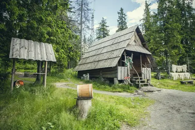 Bacówka co to jest? Odkryj jej znaczenie i tajemnice w kulturze polskiej
