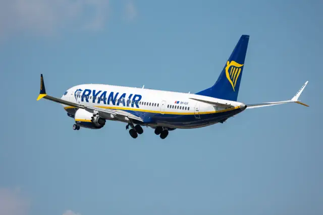 Samolot Ryanair w locie. Pamiętaj o zasadach dotyczących tego, ile płynów można mieć w bagażu podręcznym Ryanair, aby podróż przebiegła gładko.
