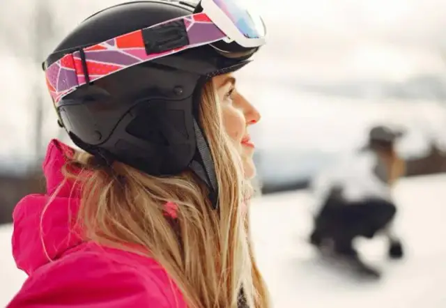 Komplet na narty damski – jak wybrać idealny zestaw narciarski?