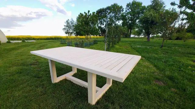 Jak zrobić stół ogrodowy z desek? Poradnik DIY krok po kroku