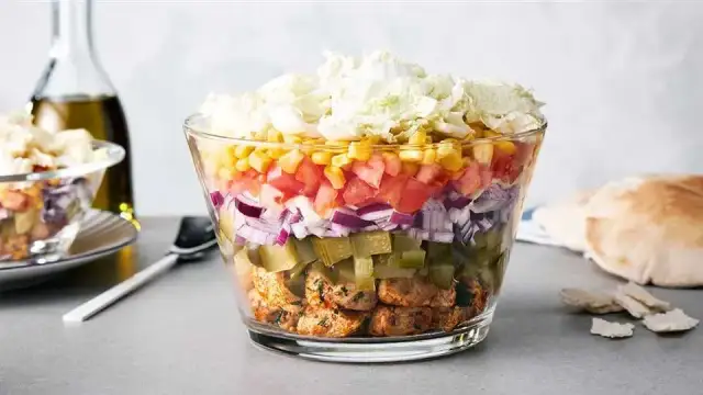 Sałatka gyros: ogórek kiszony czy konserwowy - co wybrać dla smaku?