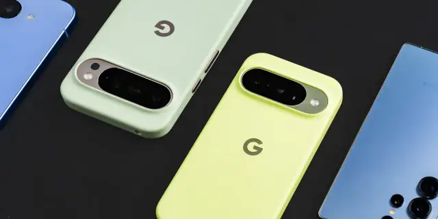Dwa telefony z czystym Androidem w pastelowych etui obok niebieskiego Samsunga.