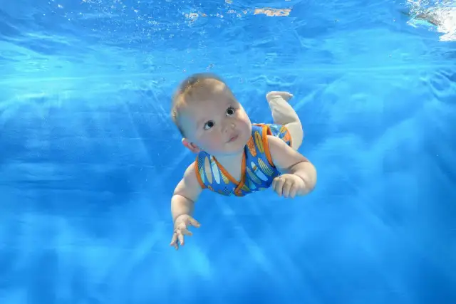 Pampersy do pływania - uniknij nieprzyjemnych wpadek na basenie