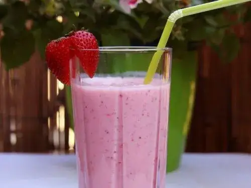 Szybki i orzeźwiający koktajl truskawkowy z mlekiem na upalne dni