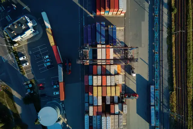 Nocleg tranzytowy co to znaczy i jak może ułatwić podróżowanie