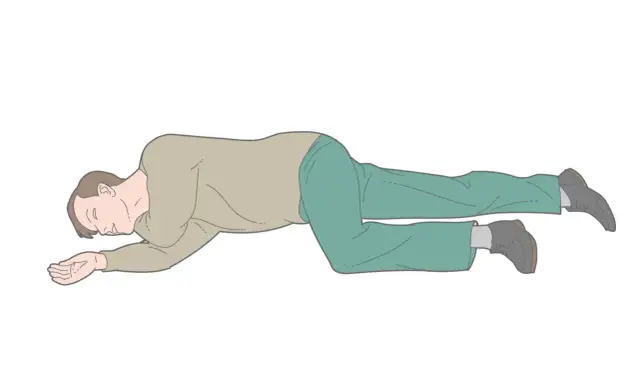 Ilustracja mężczyzny w pozycji bocznej ustalonej na białym tle.