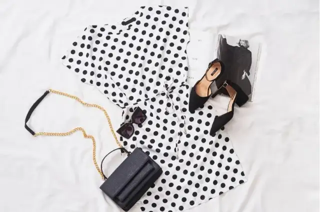 Jakie buty do sukienki w groszki? Odkryj idealne stylizacje na każdą okazję