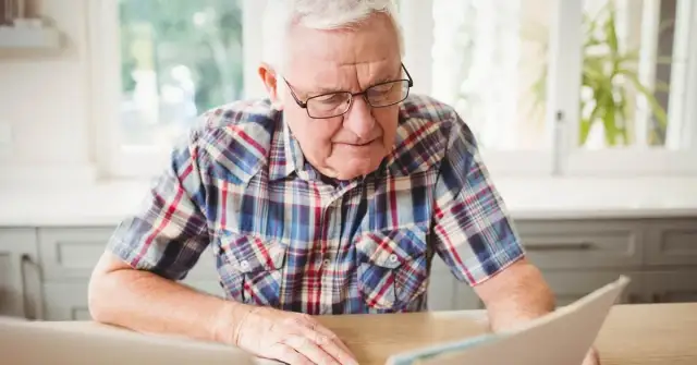 Jak bezpiecznie przejść z renty na emeryturę? Kluczowe kroki i porady prawne