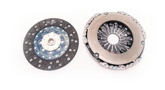 Tarcza i docisk sprzęgła. Objawy zepsutego sprzęgła mogą być różne, np. ślizganie się, szarpanie, trudności ze zmianą biegów.