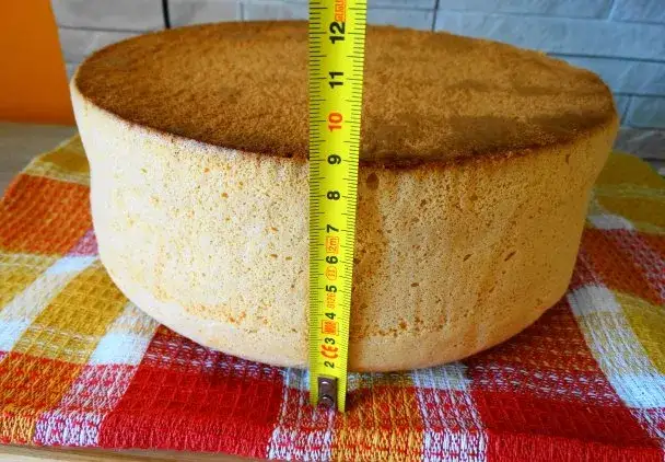 Jak upiec idealny biszkopt do tortu? Sprawdzony przepis!