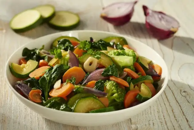 Z czym podać warzywa na patelni: 7 pomysłów na sycący obiad w 20 minut