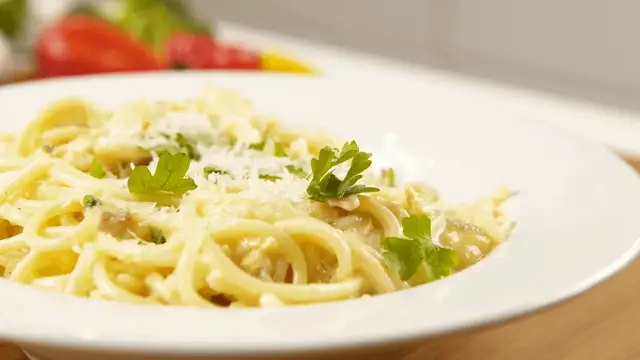 Ile kalorii ma spaghetti carbonara? Zaskakujące wartości kaloryczne