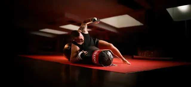 Siłownia czy sporty walki – co przynosi lepsze rezultaty w treningu?