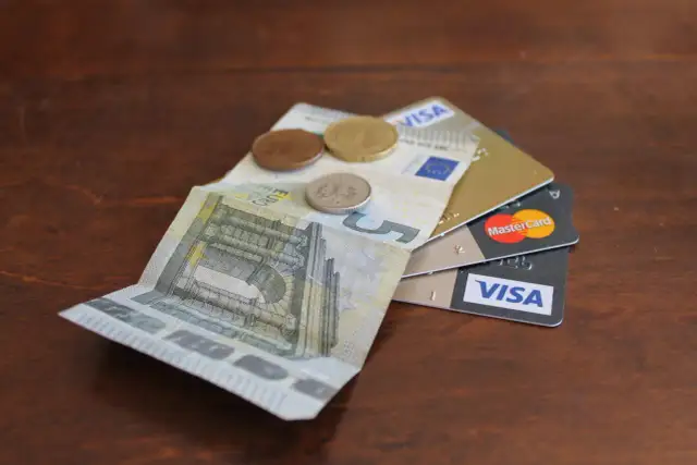 Euro banknoty, monety i karty płatnicze Visa i Mastercard. Alior karta wielowalutowa to wygodne rozwiązanie.