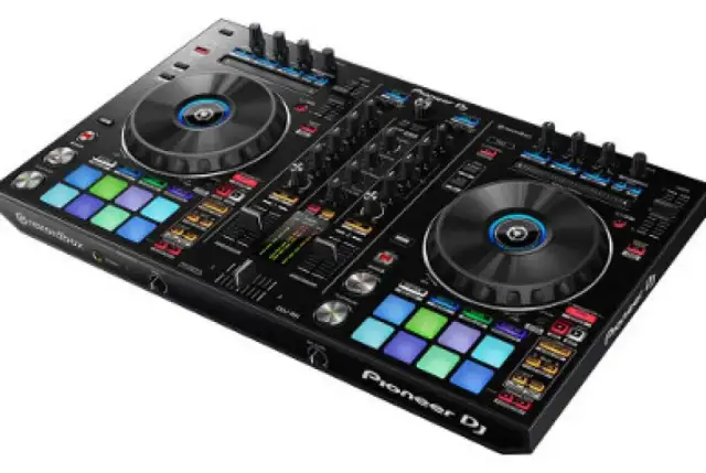 Na czym gra DJ? Od kontrolera po klub: przewodnik dla początkujących