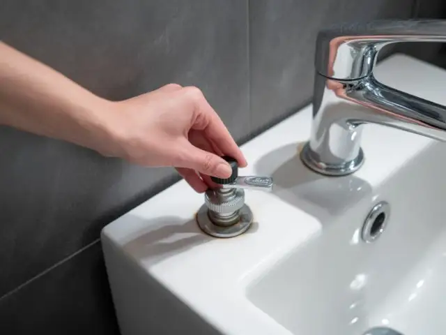 W którą stronę zakręcić zawór wody, aby uniknąć zalania?