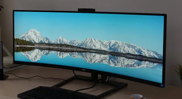 Monitor płaski czy zakrzywiony – który wybór nie zawiedzie w pracy i grach?