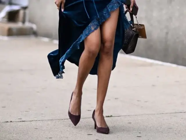 Jakie buty do granatowej sukienki – unikaj najczęstszych błędów stylizacyjnych