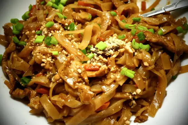 Pyszny makaron z wieprzowiną: proste przepisy na szybkie dania