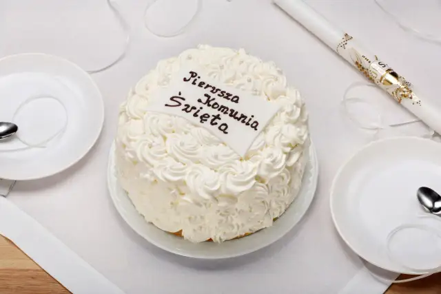 Komunia 2026: Catering od 150 zł za talerzyk? Sprawdź koszty!