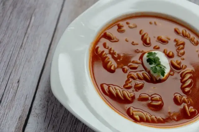 Idealna śmietana do zupy pomidorowej: wybór, hartowanie i zamienniki