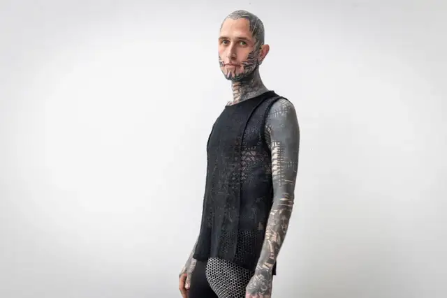 Bluzka z rękawami jak tatuaż - wyjątkowy styl, który przyciąga uwagę