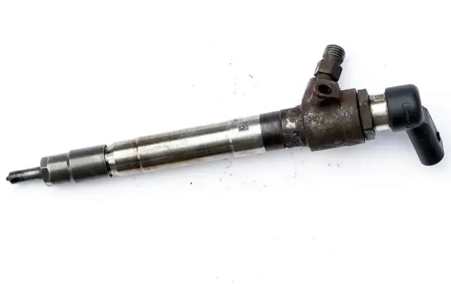 Zużyty wtrysk 1.5 dCi. Objawy awarii mogą obejmować nierówną pracę silnika, dymienie lub problemy z rozruchem.