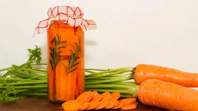 Marchew w lodówce: 3 metody na świeżość i chrupkość do miesiąca