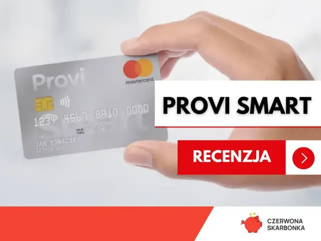 Dłoń trzyma srebrną kartę Provi Smart. Obok widnieje napis "RECENZJA", sugerujący analizę tej karty kredytowej.
