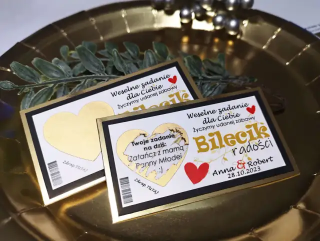 Złote zdrapki na wesele "Bilecik radości" z zadaniami dla gości. Idealny sposób, jak dać zdrapki na wesele, by zapewnić mnóstwo śmiechu i zabawy!
