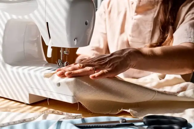 Jak uszyć prostą sukienkę krok po kroku? Poradnik dla początkujących