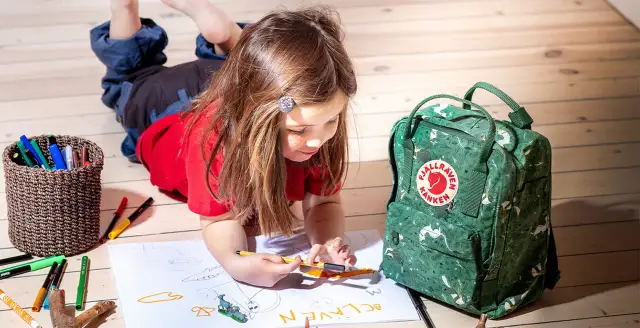 Jak jest po angielsku plecak szkolny? Odkryj najważniejsze tłumaczenia