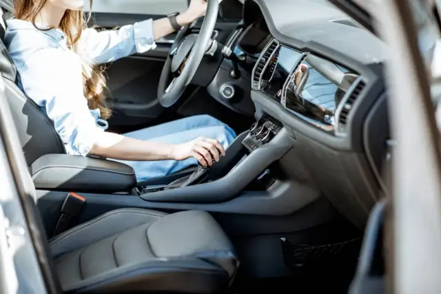 Hamowanie silnikiem: jak skutecznie kontrolować prędkość auta