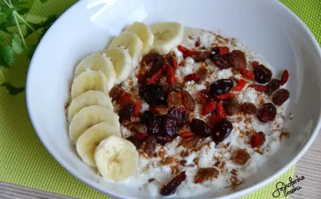 Z czym jeść serek wiejski na słodko? Pyszne i zdrowe inspiracje