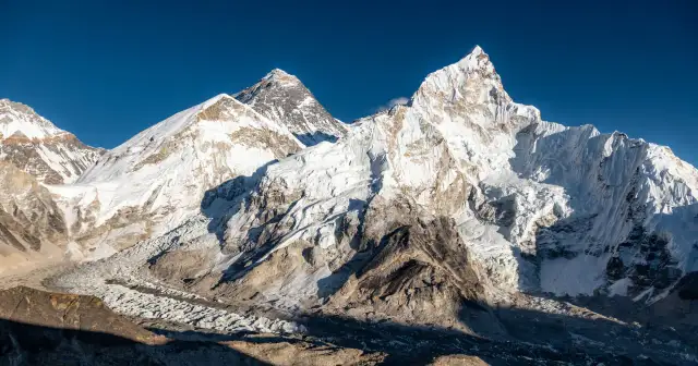 Jaka jest największa góra na świecie? Odkryj fascynujące fakty o Everestcie