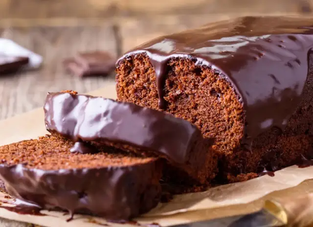Pyszne ciasto czekoladowe Ani gotuje, polane błyszczącą polewą. Idealne na deser!