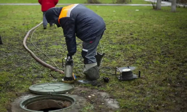 Jak opróżnić szambo na działce i uniknąć problemów prawnych