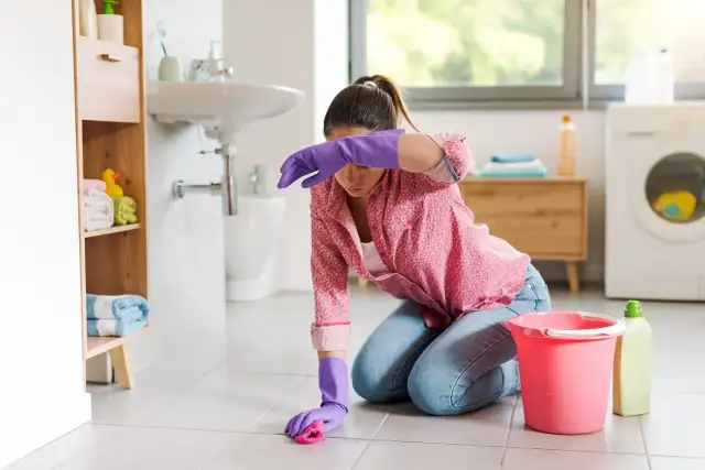 Skuteczne sposoby na to, czym wyczyścić fugi z pleśni w domu