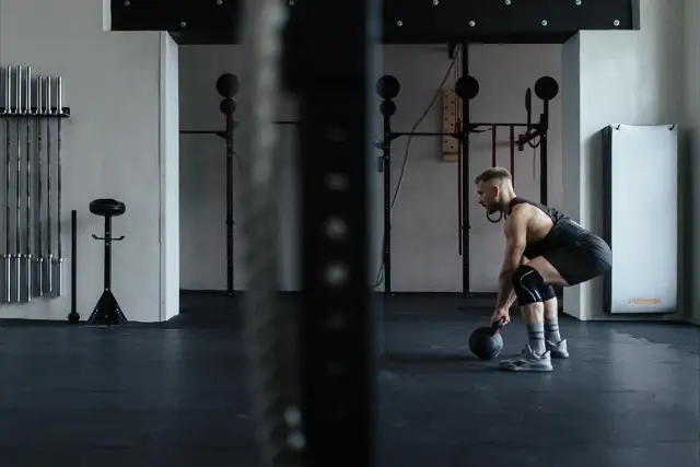 Jak połączyć CrossFit z siłownią? Plan, efekty i unikaj przetrenowania