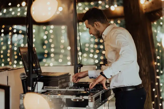 Kto płaci ZAiKS za muzykę na weselu, DJ czy organizator?