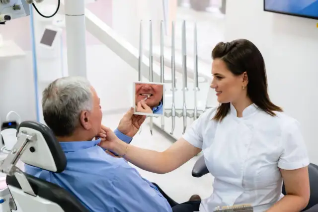 Dentysta i alkohol: Uniknij powikłań! Ile czekać po znieczuleniu?