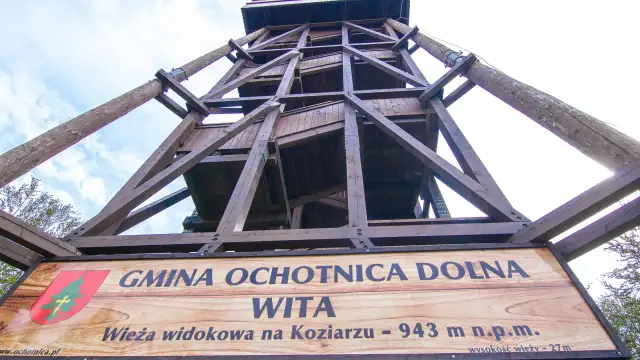 Drewniana wieża widokowa na Koziarzu, wznosząca się na 943 m n.p.m. w Gminie Ochotnica Dolna.