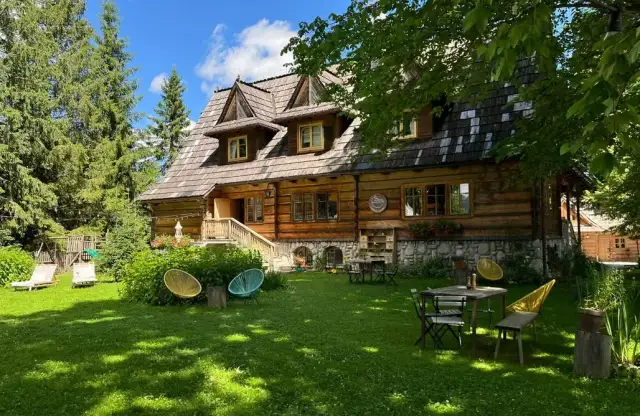 Leśniczówka u Zięby w Dolinie Chochołowskiej - komfortowe noclegi z widokiem