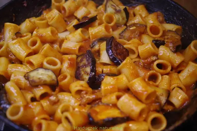 Spaghetti z bakłażanem: Jak zrobić Pasta alla Norma bez goryczki?
