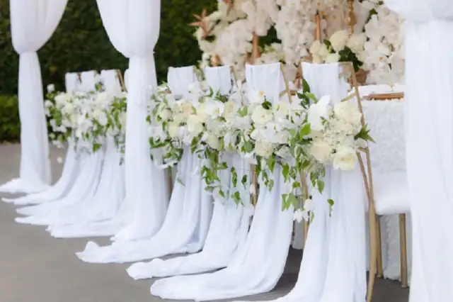 Dekoracja krzeseł na wesele: poradnik, trendy i jak uniknąć błędów