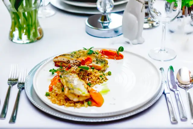 Gdzie zjeść w Jastrzębiej Górze? Najlepsze restauracje i smaki