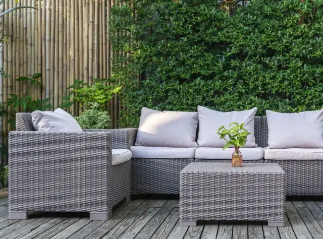 Tanie meble ogrodowe: Gdzie kupić i jak wybrać najlepsze okazje?