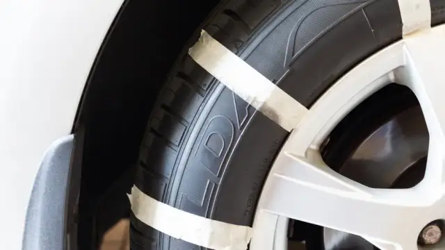 Jakie czernidło do opon wybrać, by uniknąć zniszczeń i uzyskać efekt?