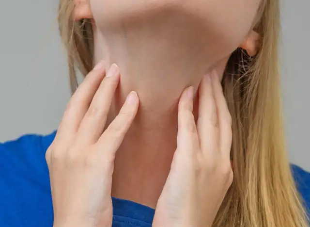 Rak dziąsła: Ból to nie wszystko! Wczesne objawy, które ratują życie.